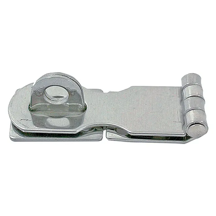 Marinetech Überfallscharnier - 67 x 24 mm, Edelstahl, A2 - Nahaufnahme eines glänzenden, silberfarbenen Riegels mit Öse zur Sicherung von Türen oder Toren, ideal für zusätzliche Sicherheit.