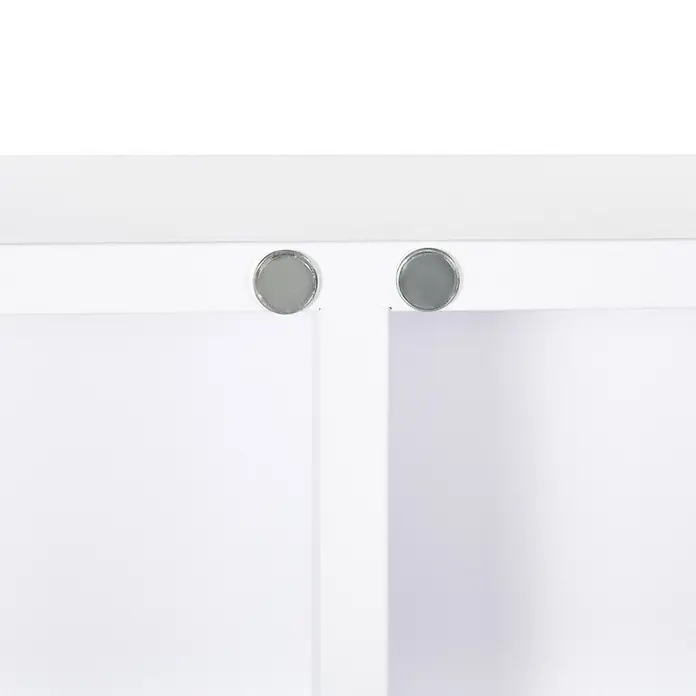 SONNENH Medizinschrank Weiß 55 x 60 cm mit 2 abschließbaren Türen -  - Weiße Schrankoberseite mit zwei runden silbernen Magnetverschlüssen.