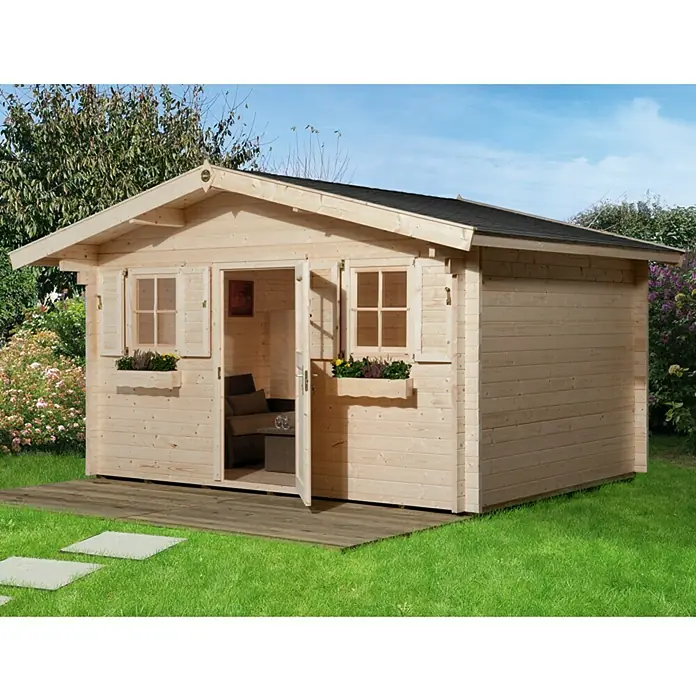 Weka Gartenhaus Bologna - Holz, Natur - Eine einladende Gartenlaube aus hellem Holz mit geöffneten Türen, die einen gemütlichen Innenraum zeigt. Die Fenster sind mit Blumenkästen geschmückt.
