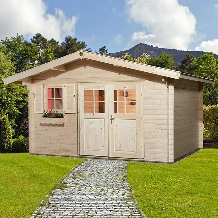 Weka Gartenhaus Rom - Holz, Natur, 11,4 m² - Detailaufnahme eines hellen Holzgartenhauses mit Doppeltür und Fenster, eingebettet in eine grüne Gartenlandschaft.