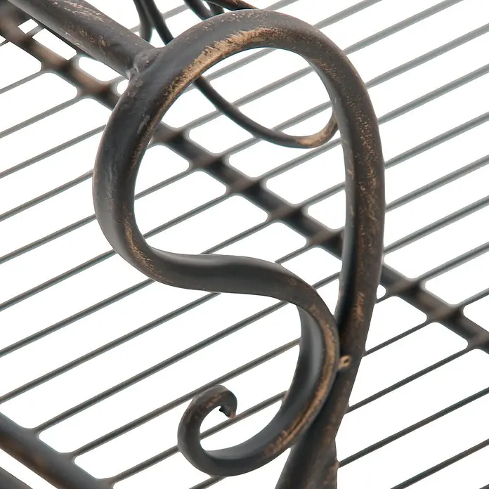 Furnicato Gartenbank Minna aus Metall -  - Nahaufnahme eines verzierten dunkelbronzefarbenen Metallrankendetails und einer Gitterstruktur mit Antik-Finish.
