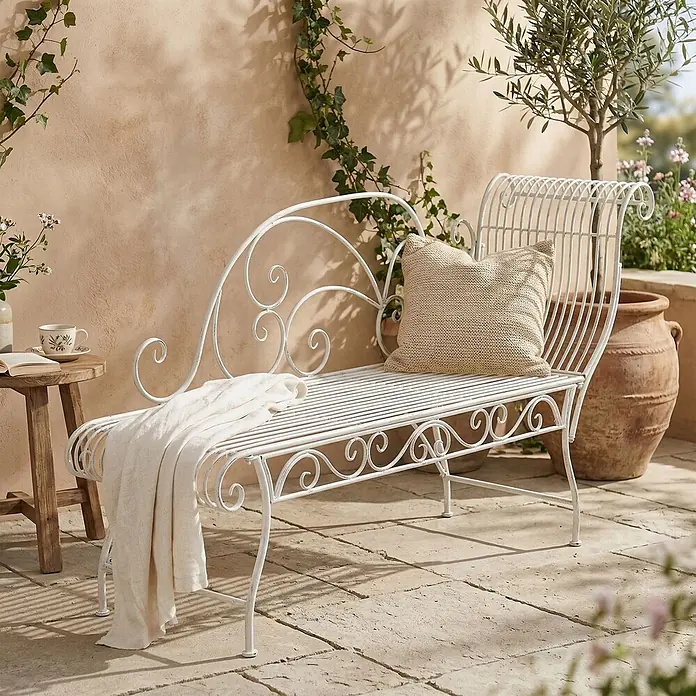 Furnicato Gartenbank Karma Jugendstil aus Eisen -  - Weißes, verziertes Metall-Garten-Tagesbett mit Kissen und Überwurf auf einer Terrasse.