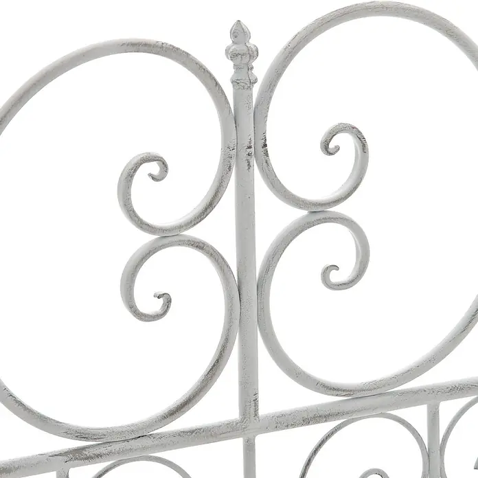 Furnicato Gartenbank Minna aus Metall -  - Detail eines weißen, patinierten Metall-Kopfteils mit Verzierungen.