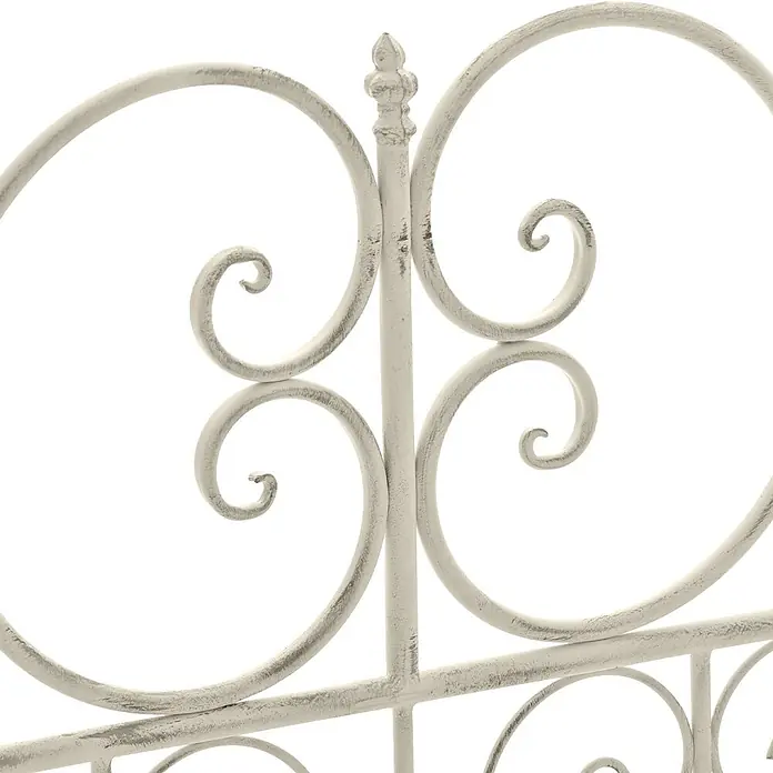 Furnicato Gartenbank Minna aus Metall -  - Verwittertes weißes Metallzaun-/Tordetail mit aufwendigen Schnörkeln und Zieraufsatz.