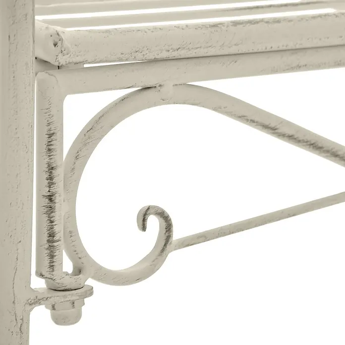Furnicato Gartenbank Minna aus Metall -  - Nahaufnahme einer weißen, patinierten Metall-Regalhalterung mit dekorativer Schnörkelverzierung.