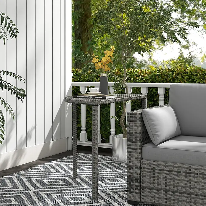 Furnicato Balkontisch Polyrattan Grau 100x50x74 cm -  - Grauer Korbtisch für die Terrasse mit Buch und Tasse auf einem Balkon, neben einem passenden Sofa.