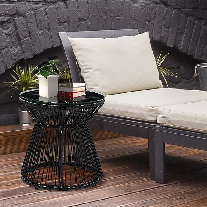 Furnicato Beistelltisch PE-Rattan schwarz 40x40x42 cm -  - Schwarzer Flecht-Beistelltisch mit Glasplatte, draußen neben einer Liege.