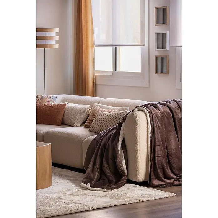 Alfombra de pelo corto Hermes - Beige, 200 x 67 cm, 100% Poliéster - Acogedor sofá seccional bouclé beige con cojines marrones y estampados, y una manta de felpa marrón sobre el reposabrazos.