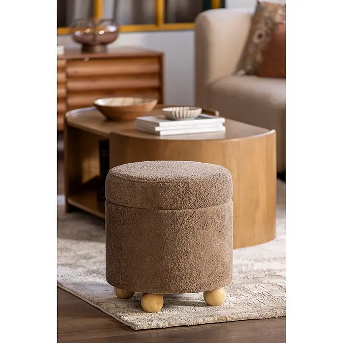 Alfombra de pelo corto Hermes - Beige, 200 x 67 cm, 100% Poliéster - Otomana marrón texturizada con tapa redonda y patas de bola de madera clara, sobre una alfombra estampada en una sala de estar.