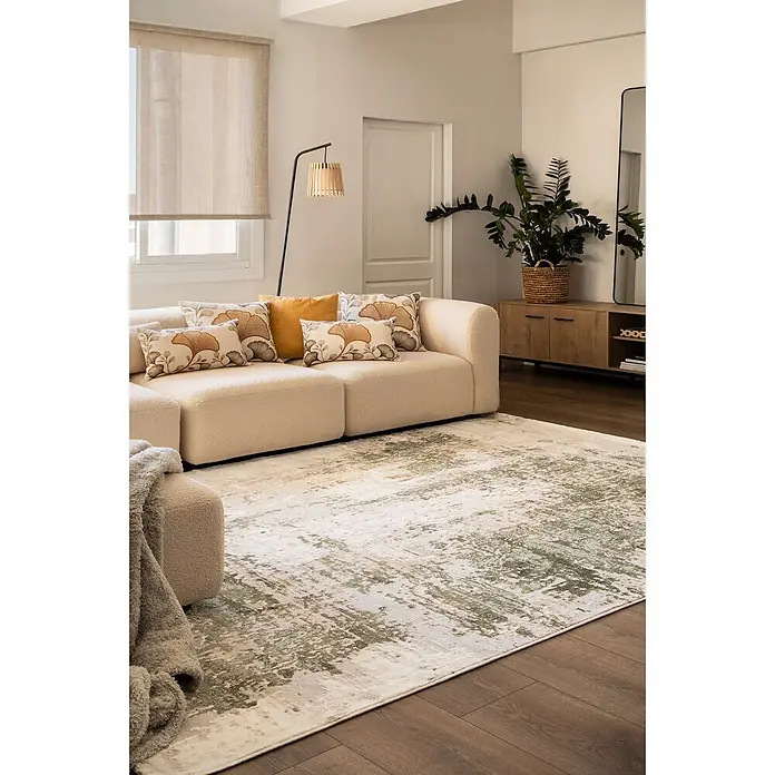 Alfombra de pelo corto Hermes - Verde, 190 x 135 cm, 100% Poliéster - Alfombra abstracta grande con tonos crema, beige y verde, colocada en un salón moderno bajo un sofá.