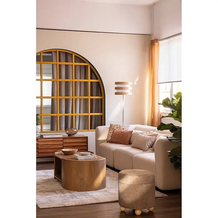 Alfombra de pelo corto Hermes - Beige, 200 x 67 cm, 100% Poliéster - Acogedora sala de estar con sofá modular crema, mesa de centro de madera redondeada y ventana arqueada.
