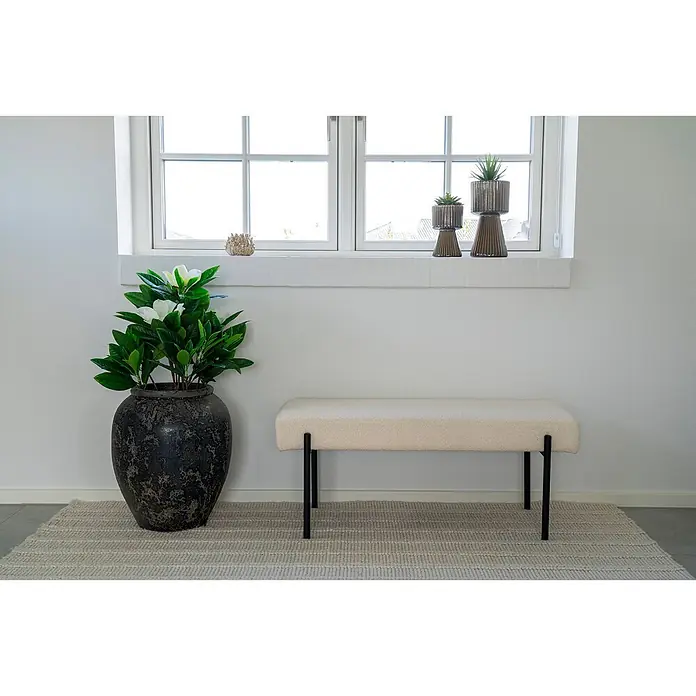 Tinkaro Dekopot aus Terracotta, Grau, 44x49 cm -  - Cremefarbene Polsterbank mit schwarzen Metallbeinen auf hellem Teppich bietet elegante Sitzgelegenheit.
