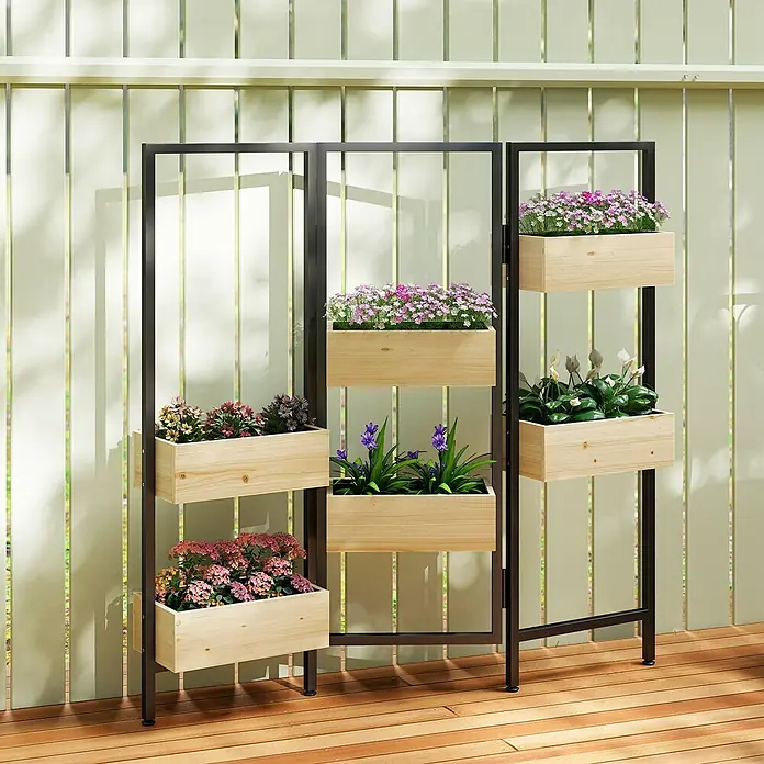 Furnicato Raumteiler mit 6 Pflanzkästen, Tannenholz und Stahl -  - Dreiteiliger klappbarer Metall-Pflanzständer mit sechs hellen Holzkästen voller bunter Blumen, auf einer Holzterrasse.