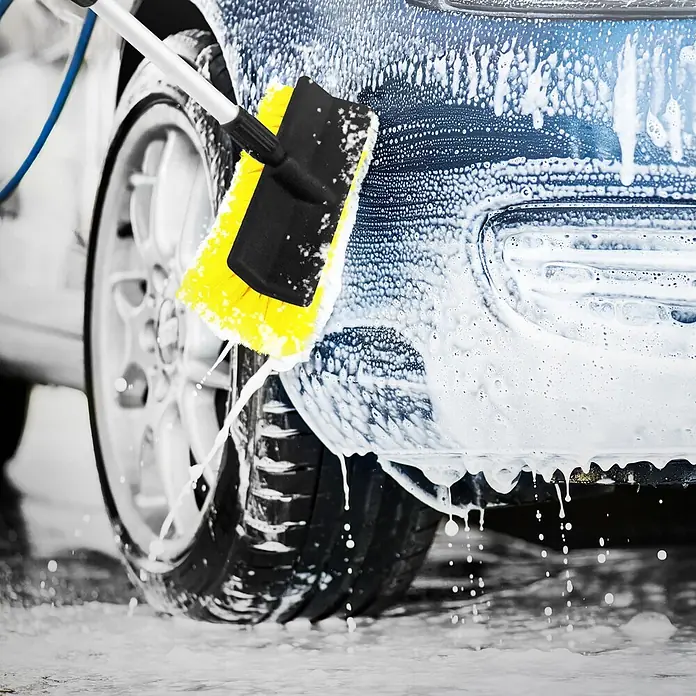 Autowaschbürste Schwarz - Gelb aus Aluminium -  - Blaues Auto wird mit einem gelb-schwarzen Autowaschbürste in Seifenschaum geschrubbt.