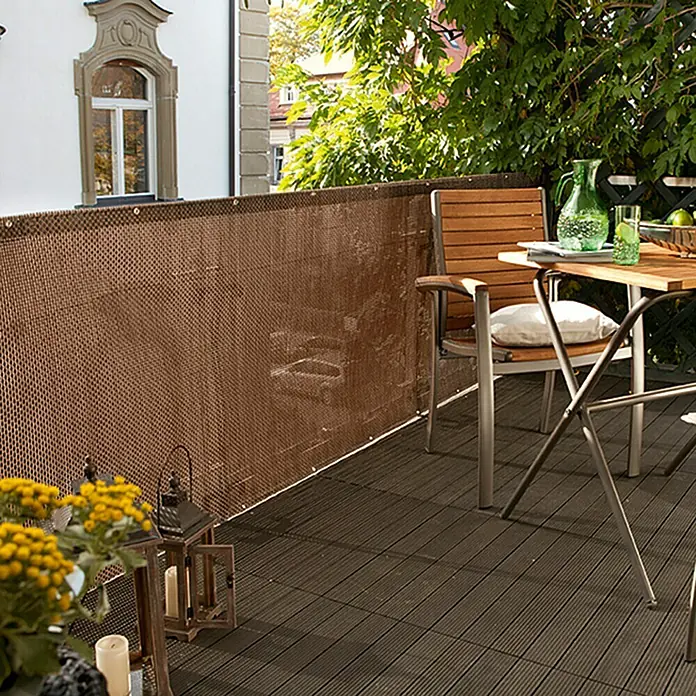 Sunfun Balkonsichtschutz - Braun, 300 x 90 cm - Brauner Balkonsichtschutz aus Kunststoffgewebe bietet Privatsphäre auf einem Balkon mit Holzboden und Gartenmöbeln.