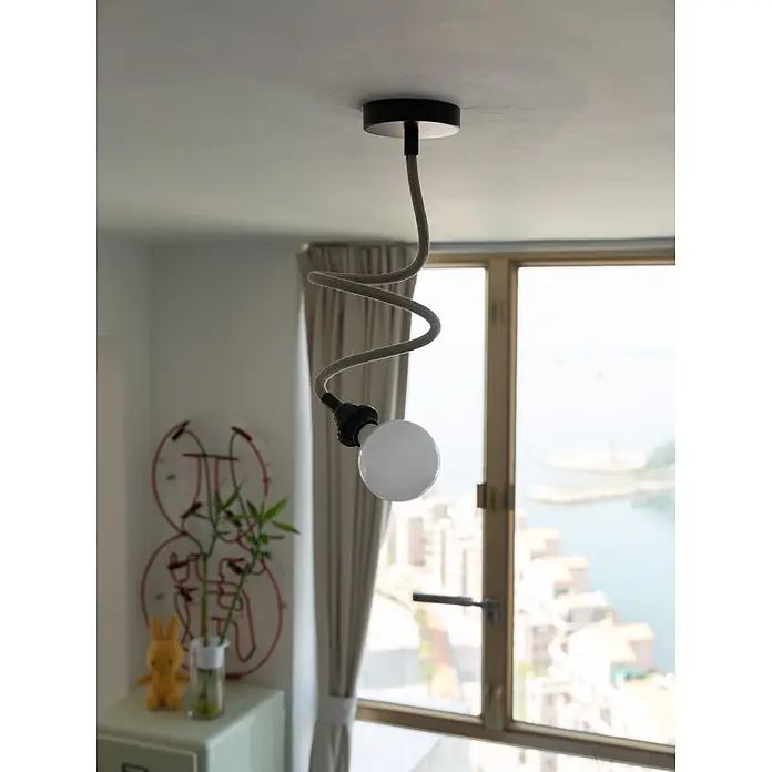 Hoopzi Pendelleuchte Twist 1 Flammig Beige mit schwarzer Fassung -  - Eine moderne Deckenlampe mit schwarzer Halterung, grauem spiralförmigem Textilkabel und weißer Kugelbirne, die in einem Raum hängt.