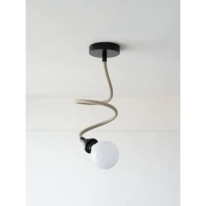 Hoopzi Pendelleuchte Twist 1 Flammig Beige mit schwarzer Fassung -  - Deckenleuchte mit schwarzer Rosette, spiralförmigem grauem Textilkabel, schwarzer Fassung und weißer Kugellampe.
