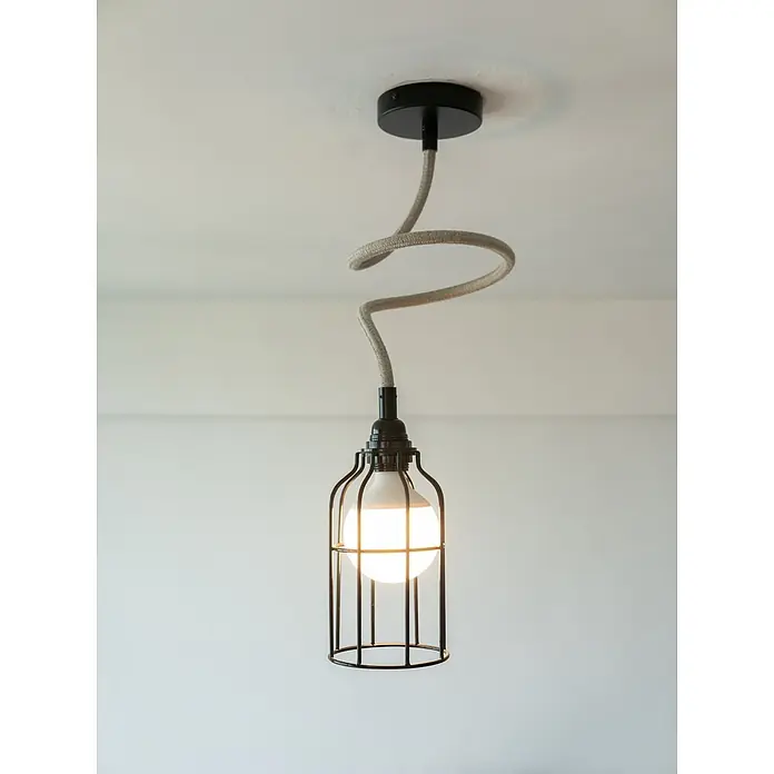 Hoopzi Pendelleuchte Twist 1 Flammig Beige mit schwarzer Fassung -  - Pendelleuchte mit schwarzer Halterung, spiralförmigem Stoffkabel und schwarzem Metallkäfig um eine leuchtende Glühbirne.