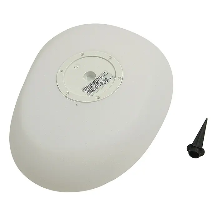 Dekorative Solarleuchte Maki  Steinform -  - Weiße ovale Lampe, Unterseite, mit schwarzem Erdspieß. Produktetikett auf der runden Basis.