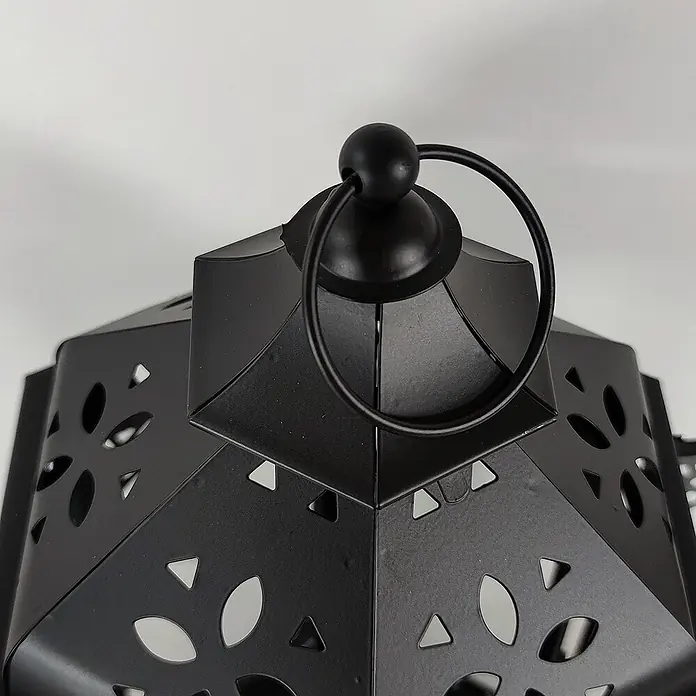 LED Solar Laterne Ramona -  - Nahaufnahme des oberen Teils einer schwarzen Metalllaterne mit dekorativem Griff und filigranen Ausschnitten.