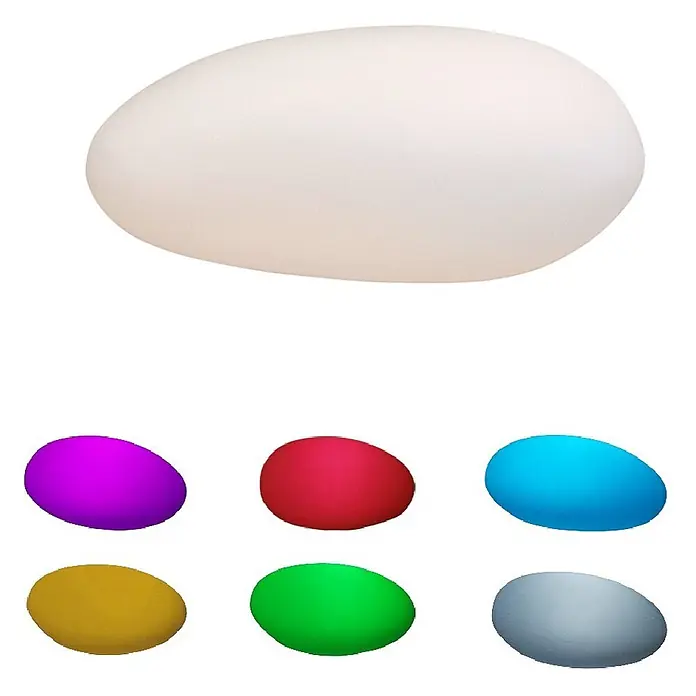 Dekorative Solarleuchte Maki  Steinform -  - Sechs glatte, kieselsteinförmige Objekte: ein großes weißes und fünf kleinere in Lila, Rot, Blau, Gold, Grün und Silber.