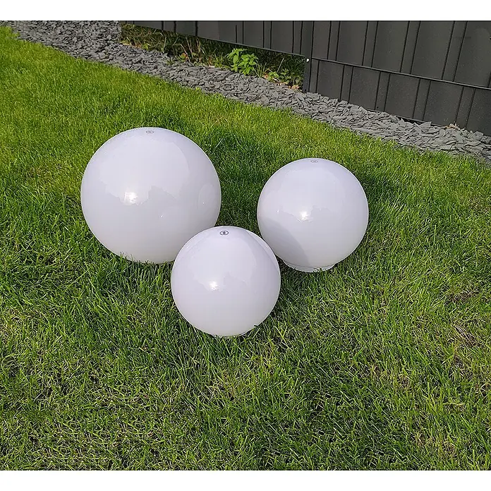 3 x LED Solarleuchte Kugelleuchte Ola mit Erdspieß 20+ 25 + 30 cm -  - Drei weiße kugelförmige Gartenleuchten in verschiedenen Größen.