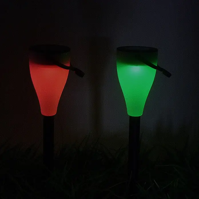 2 x LED Solarleuchte Demi farbwechselnd -  - Zwei Solar-Wegeleuchten, eine rot und eine grün leuchtend, im dunklen Gras.