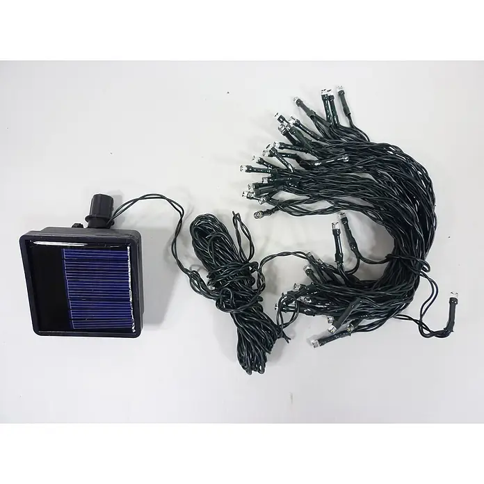 Solarlichterkette 48 LED warmweiß 14,5m -  - Solarbetriebene Lichterkette mit einem schwarzen Solarpanel und einem aufgerollten grünen Kabel mit zahlreichen klaren LED-Lampen.