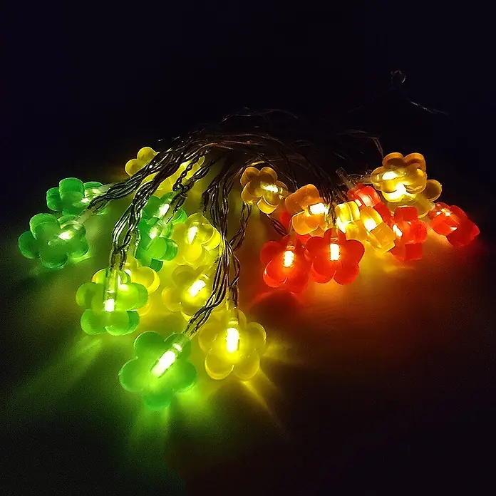 LED Solar-Lichterkette Blume 24flg. -  - Blumenförmige Lichterkette leuchtet in Grün, Gelb und Rot und erzeugt einen lebendigen Farbverlauf.