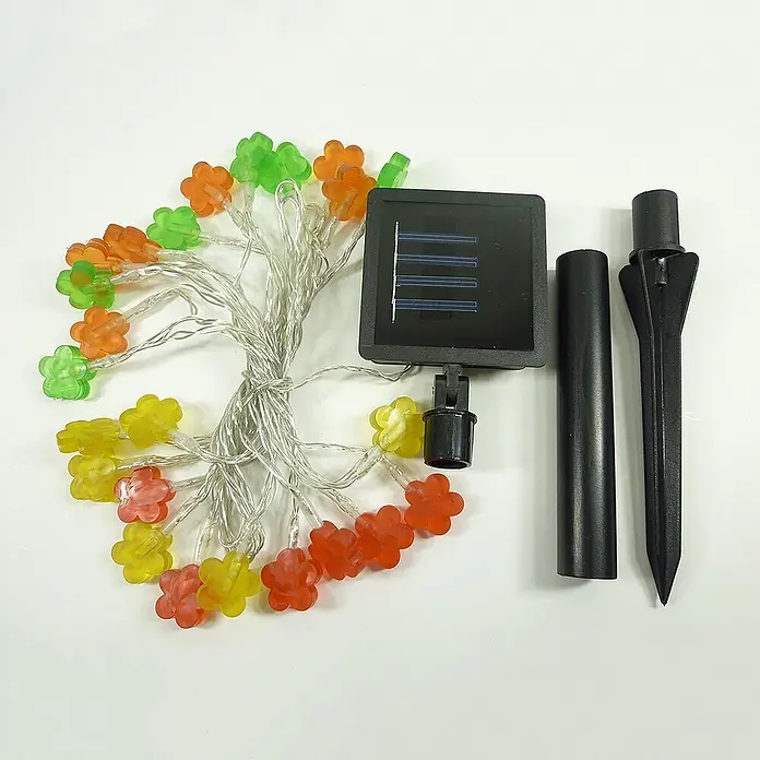 LED Solar-Lichterkette Blume 24flg. -  - Solarbetriebene Lichterkette mit bunten Blütenabdeckungen, Solarpanel und Erdspießen für Außendekoration.