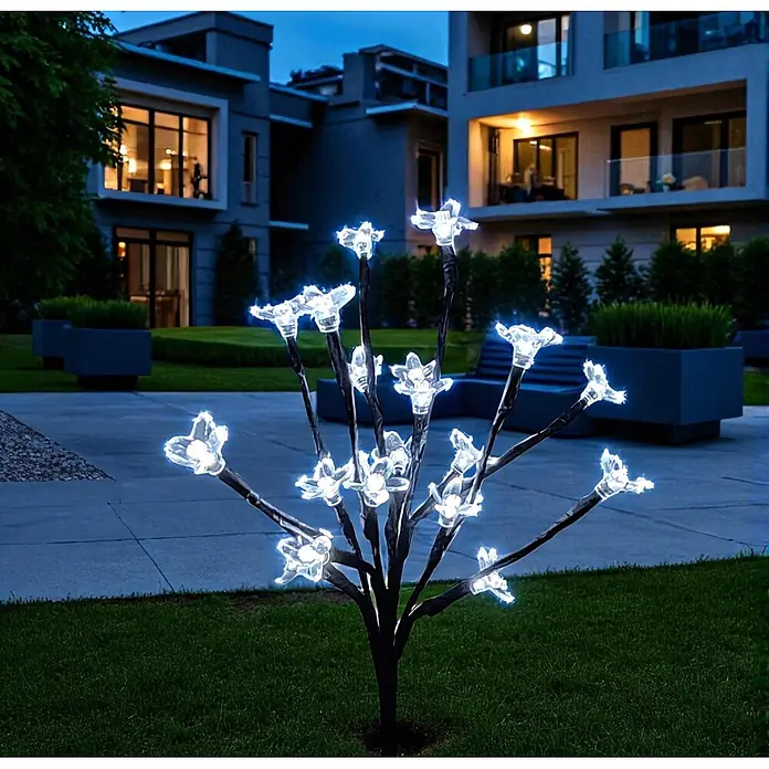 LED Solar Stick Flower klar 20 flg. -  - Dekorativer LED-Baum mit schwarzen Ästen und leuchtenden weißen Blüten, nachts im Garten beleuchtet.