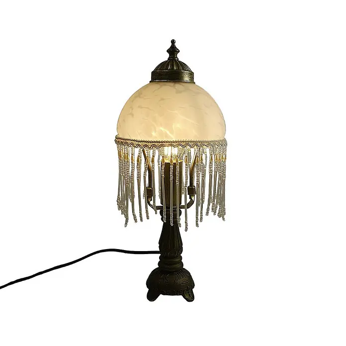 Tischleuchte Weide Landhaus Stil messing -  - Antike bronzefarbene Tischlampe mit gewölbtem, mattiertem Glasschirm und dekorativen Perlenfransen.
