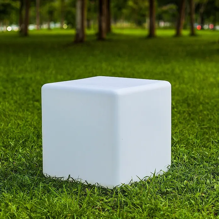Solarleuchte Mate Würfel 40cm  farbwechselnd Gartendeko -  - Weißer, durchscheinender LED-Würfel mit abgerundeten Ecken, geeignet für Sitzgelegenheiten oder Beleuchtung im Freien.