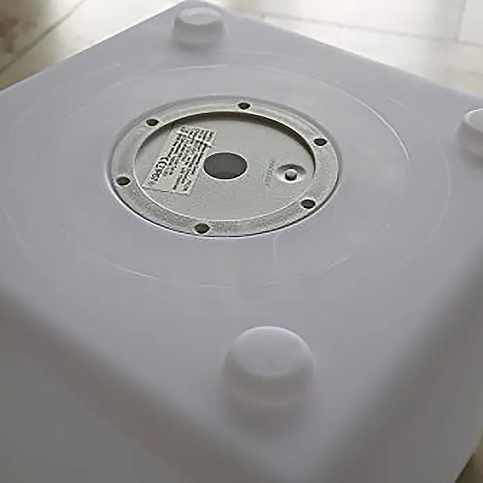 Solarleuchte Mate Würfel 40cm  farbwechselnd Gartendeko -  - Unterseite eines transluzenten weißen Würfels mit zentraler Metallbasis und drei Füßen.