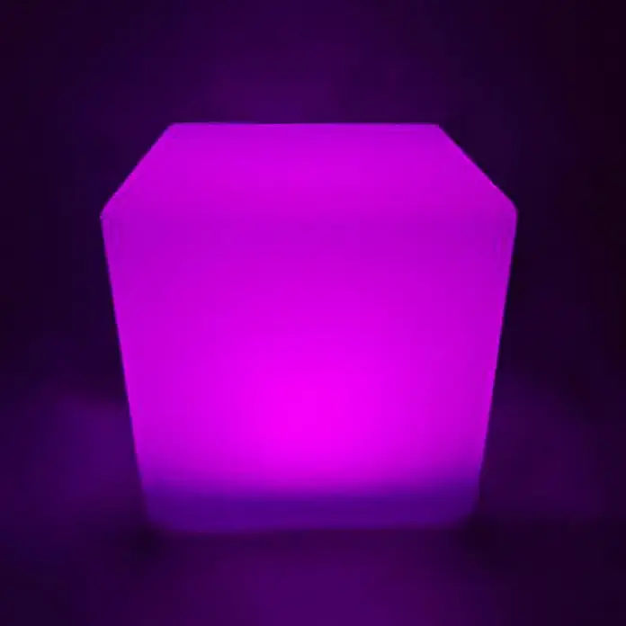 Solarleuchte Mate Würfel 40cm  farbwechselnd Gartendeko -  - Leuchtende magentafarbene sechseckige Prismenleuchte.
