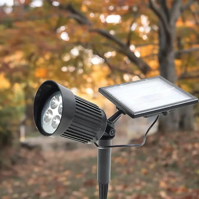 Solar Gartenstrahler Nelis mit 8LED 120lm -  - Schwarzer Solar-LED-Strahler mit vier Lichtern und integriertem Solarpanel auf Erdspieß, im Garten platziert.