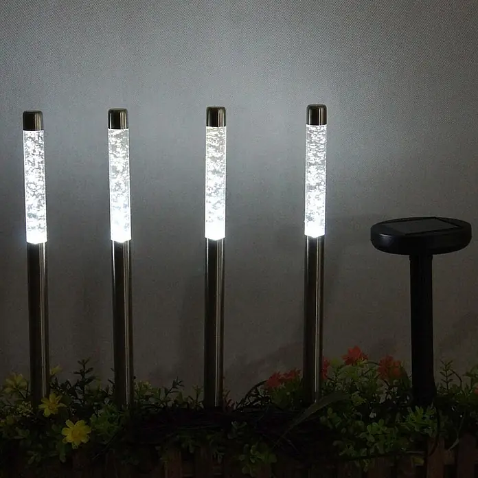 Solarleuchte Bubble 4er Set LED-Kaltweiß -  - Vier Solar-Gartenleuchten aus Edelstahl mit Sprudeleffekt, die ein Gartenbeet beleuchten. Enthält einen schwarzen Solarpanel-Erdspieß.