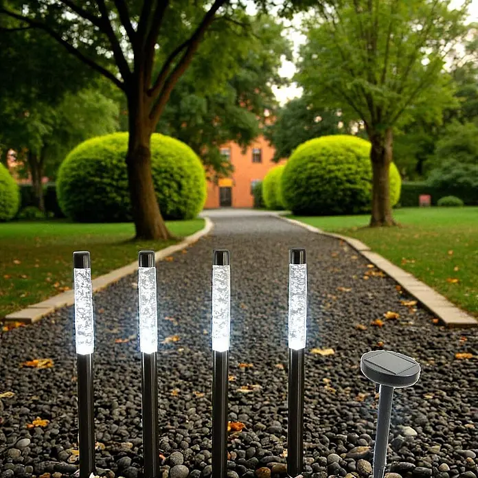 Solarleuchte Bubble 4er Set LED-Kaltweiß -  - Vier Solar-Wegleuchten mit blasengefüllten Zylindern und einem Solarpanel beleuchten einen Gartenweg.