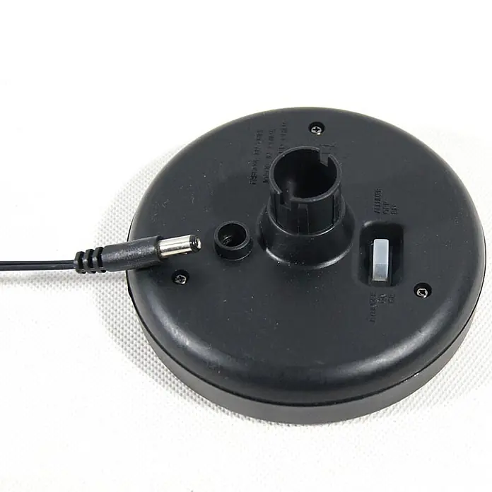 Solarleuchte Bubble 4er Set LED-Kaltweiß -  - Unterseite eines runden schwarzen Kunststoffgeräts mit Gleichstromanschlusskabel, Ein-/Ausschalter und mittiger Montagebuchse.
