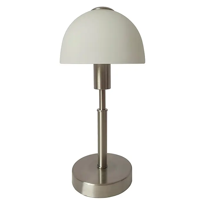 Nachttischlampe Maiolo Nickel Glasschirm -  - Eine moderne Tischlampe mit gebürstetem Nickel-Finish und einem weißen, mattierten Glasdomschirm.