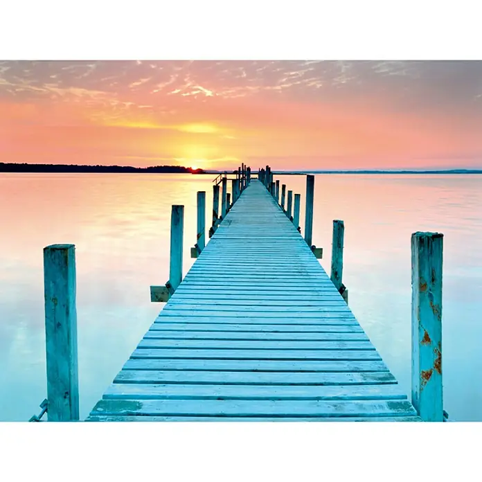 ProArt Sea & Mood Decopanel - Steg, B x H: 115 x 75 cm - Ein langer Holzsteg erstreckt sich über das Wasser, mit einem wunderschönen Sonnenuntergang im Hintergrund, der eine ruhige Atmosphäre schafft.