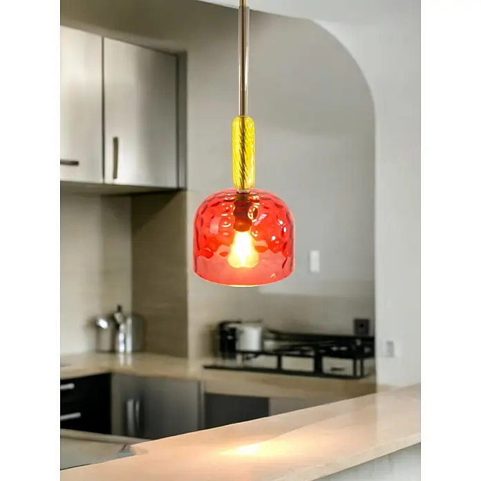 Pendelleuchte AYLA Glasschirm rot-gelb -  - Rote Glas-Pendelleuchte mit gelbem Detail, beleuchtet eine moderne Küchentheke.