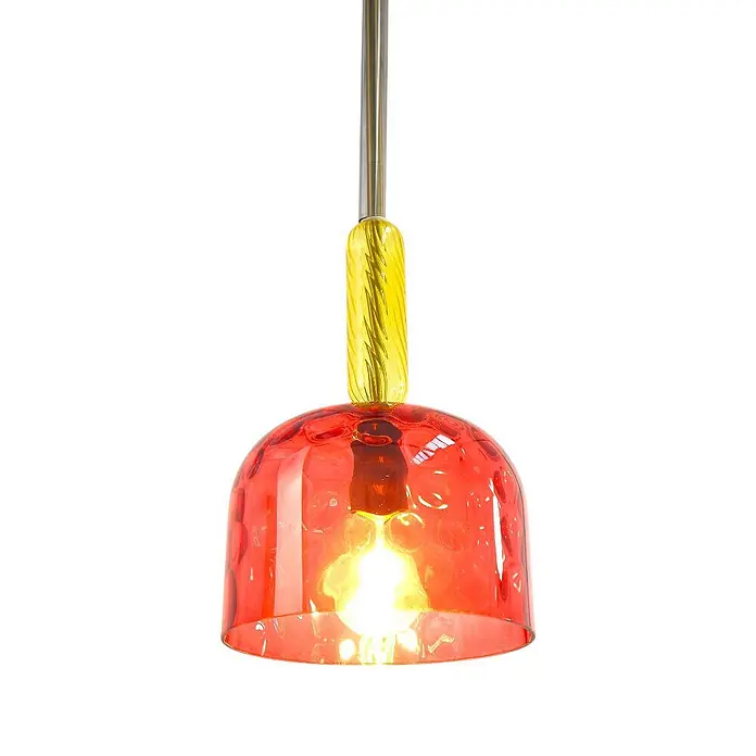Pendelleuchte AYLA Glasschirm rot-gelb -  - Rote strukturierte Glas-Pendelleuchte mit gelbem gedrehtem Glaselement und Metallstange.
