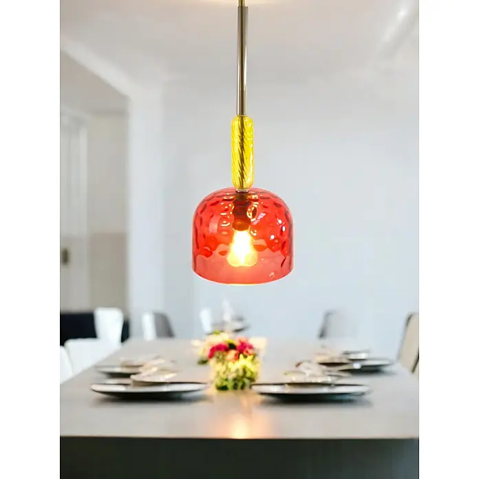 Pendelleuchte AYLA Glasschirm rot-gelb -  - Rote Pendelleuchte aus strukturiertem Glas mit gelbem Glaselement über einem Esstisch.