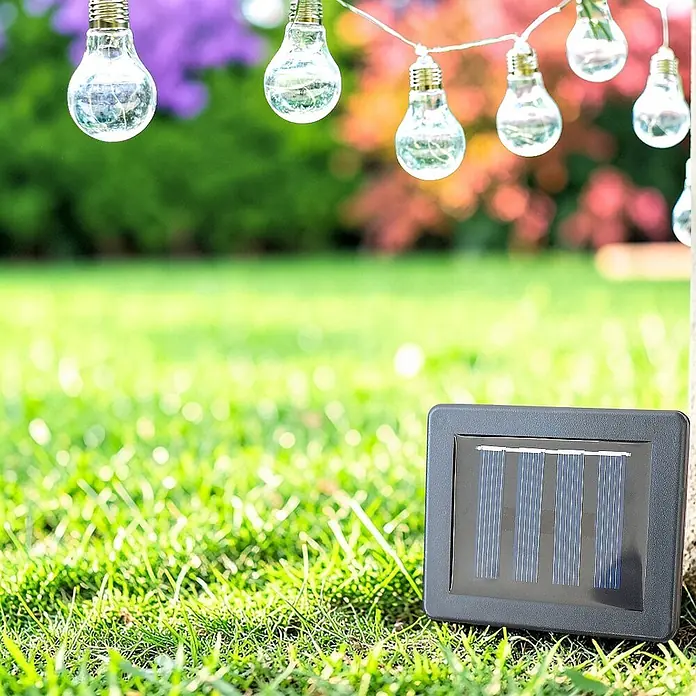 Solar-Lichterkette Glühbirne 10 flammig -  - Schwarzes Solarpanel, das Lichterketten im Garten lädt.