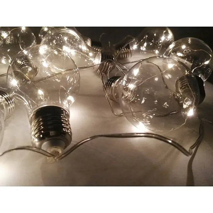 Solar-Lichterkette Glühbirne 10 flammig -  - Dekorative Lichterkette mit klaren, klassisch geformten Glühbirnen, jede mit warmweißen LEDs, die ein gemütliches Leuchten erzeugen.