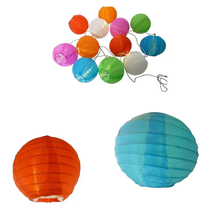 LED Solar-Lampion Lichterkette 10-flg. -  - Eine Lichterkette bunter kleiner Papierlaternen und zwei größere einzelne Papierlaternen (orange und blau).