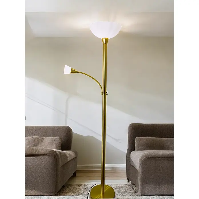 LED Stehleuchte Mattis messing mit Lesearm -  - Goldfarbene Stehlampe mit Deckenfluter und verstellbarer Leselampe, die ein Wohnzimmer beleuchtet.