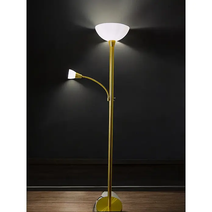 LED Stehleuchte Mattis messing mit Lesearm -  - Goldene Stehlampe mit Uplight und flexiblem Leselicht, beleuchtet einen dunklen Raum.