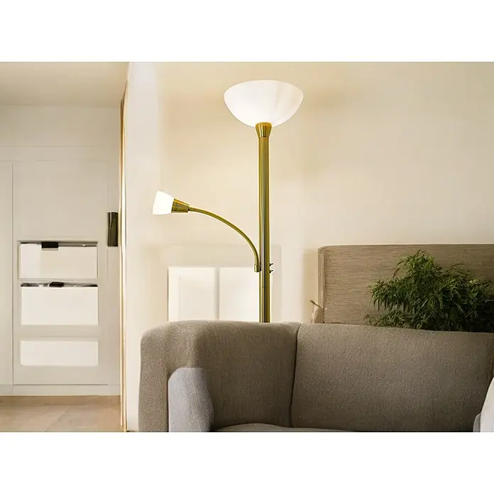 LED Stehleuchte Mattis messing mit Lesearm -  - Messing Stehlampe mit Deckenfluter und flexibler Leselampe, die einen gemütlichen Wohnbereich neben einem grauen Sofa beleuchtet.